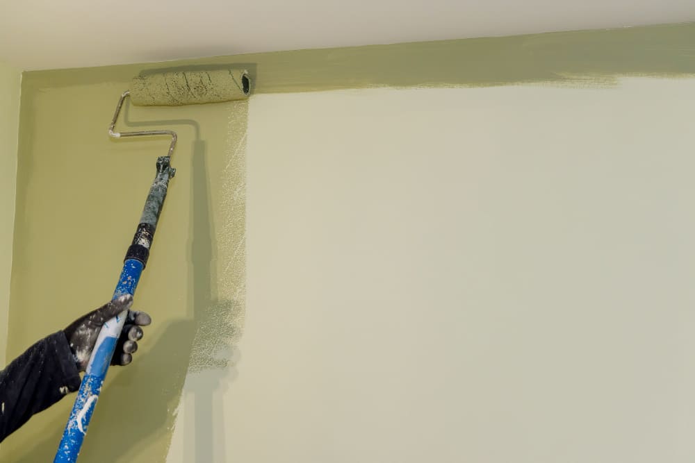 Application de peinture verte sur un mur intérieur à Le Grand Lemps, Voiron ou Saint-Étienne-de-Saint-Geoirs