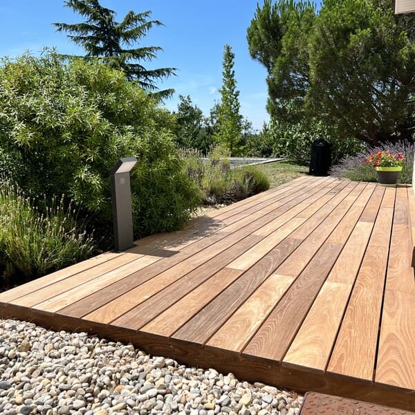 Terrasse en bois avec éclairage intégré à Le Grand Lemps, Voiron ou Saint-Étienne-de-Saint-Geoirs