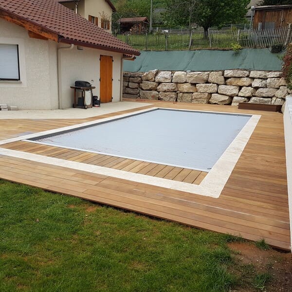 Terrasse en bois construite autour d’une piscine à Le Grand Lemps, Voiron ou Saint-Étienne-de-Saint-Geoirs