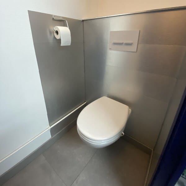 Installation d’un WC suspendu par Bievre Rénov à Le Grand Lemps, Voiron ou Saint-Étienne-de-Saint-Geoirs