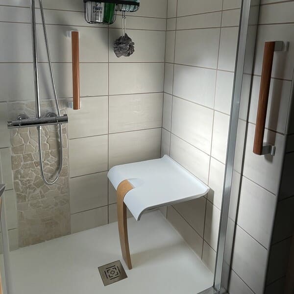 Installation d’une douche avec siège pour personne âgée ou PMR à Le Grand Lemps, Voiron ou Saint-Étienne-de-Saint-Geoirs