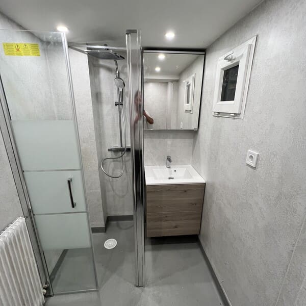 Salle de bain et salle d’eau rénovées par Bievre Rénov à Le Grand Lemps, Voiron ou Saint-Étienne-de-Saint-Geoirs