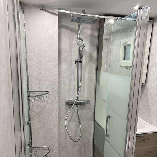 Installation d’une douche dans une salle de bain par Bievre Rénov à Le Grand Lemps, Voiron ou Saint-Étienne-de-Saint-Geoirs