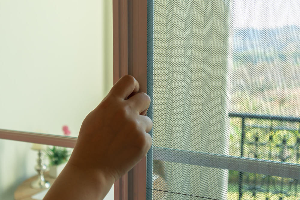 Pose de moustiquaire sur fenêtre ou porte à Le Grand Lemps, Voiron ou Saint-Étienne-de-Saint-Geoirs