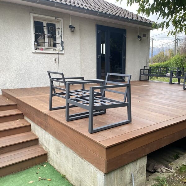 Terrasse extérieure réalisée pour une maison à Le Grand Lemps, Voiron ou Saint-Étienne-de-Saint-Geoirs