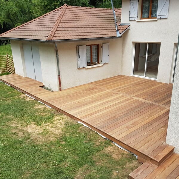 Terrasse bois extérieure accolée à une maison à Le Grand Lemps, Voiron ou Saint-Étienne-de-Saint-Geoirs