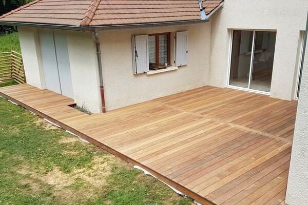 Terrasse en bois accolée à une maison à Le Grand Lemps, Voiron ou Saint-Étienne-de-Saint-Geoirs