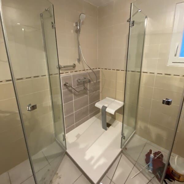 Douche installée avec siège et équipements PMR à Le Grand Lemps, Voiron ou Saint-Étienne-de-Saint-Geoirs