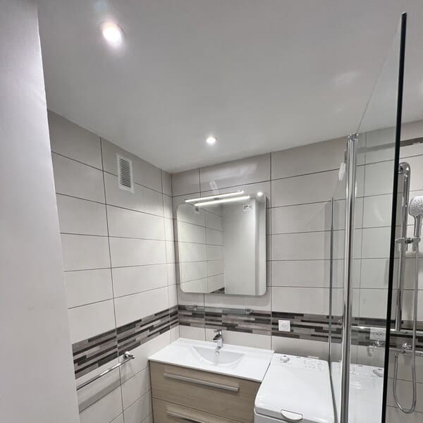 Éclairage moderne installé dans une salle de bain à Le Grand Lemps, Voiron ou Saint-Étienne-de-Saint-Geoirs