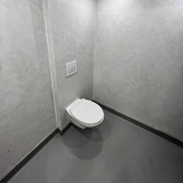 Pose d’un WC suspendu avec bâti-support par Bievre Rénov à Le Grand Lemps, Voiron ou Saint-Étienne-de-Saint-Geoirs